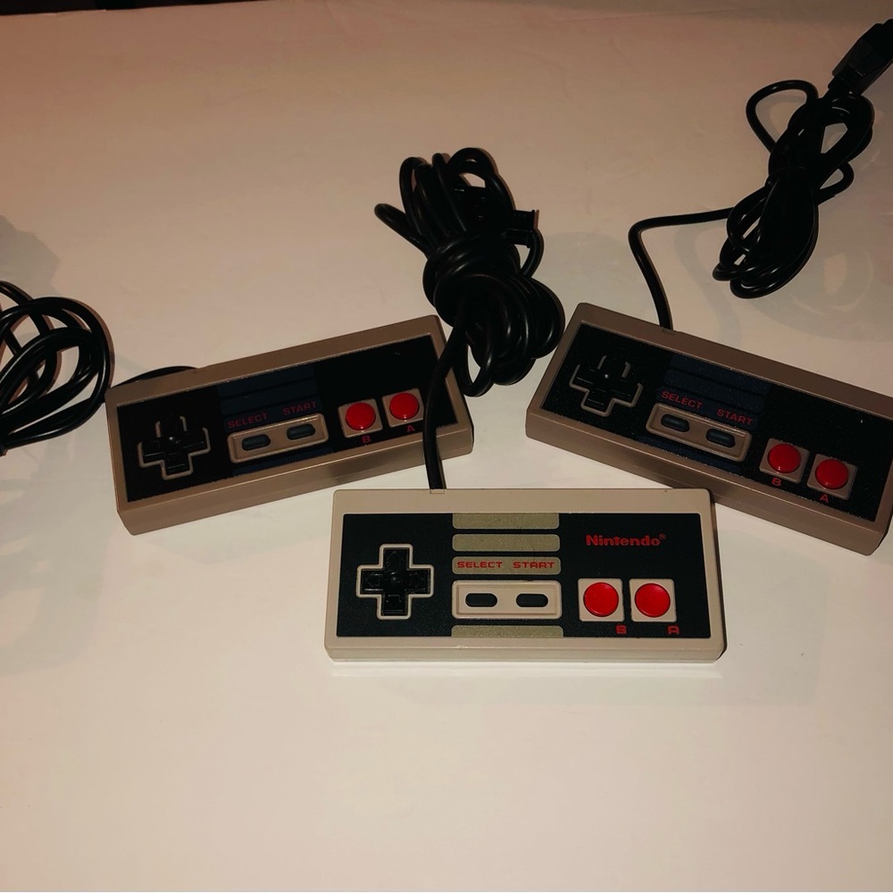 Vintage 1985 Nintendo NES System Controller & 2 Compatible Gaming  Controllers - Picture 6 of 6